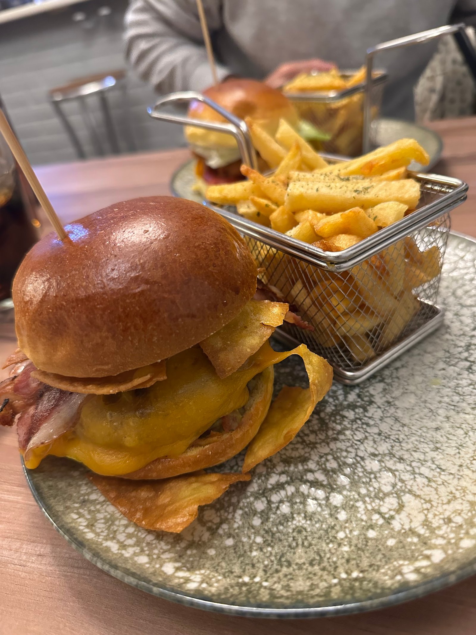 Imagen de hamburguesa con papas fritas